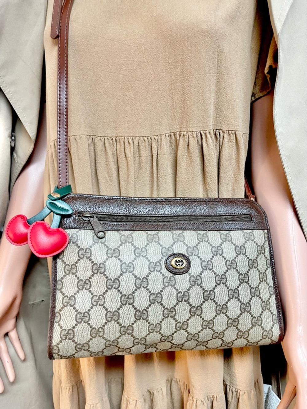 Authentic Gucci vintage Gucci GG canvas crossbody bag 97.01.037